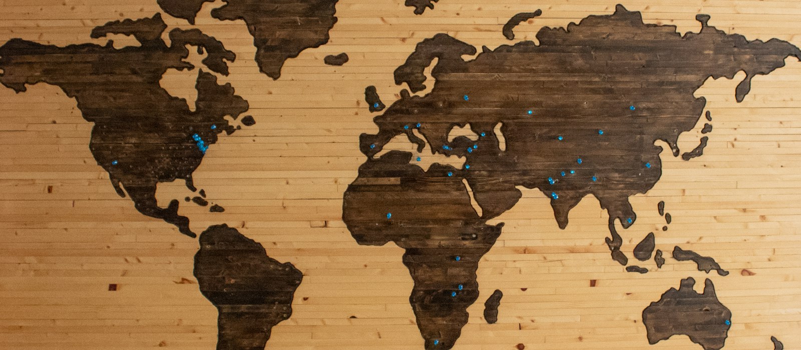 World map showing hotel price differences by country
